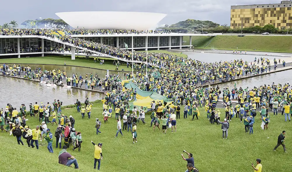 Ataque fascista. El lumpen bolsonarista irrumpió en la sede de los poderes políticos de Brasilia ante la pasividad de la policía militar encargada del resguardo. Foto: EFE