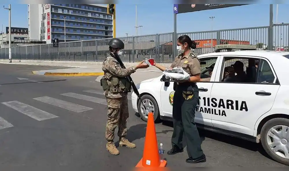 Personal policial asiste a miembros del Ejército. Personal policial asiste a miembros del Ejército.