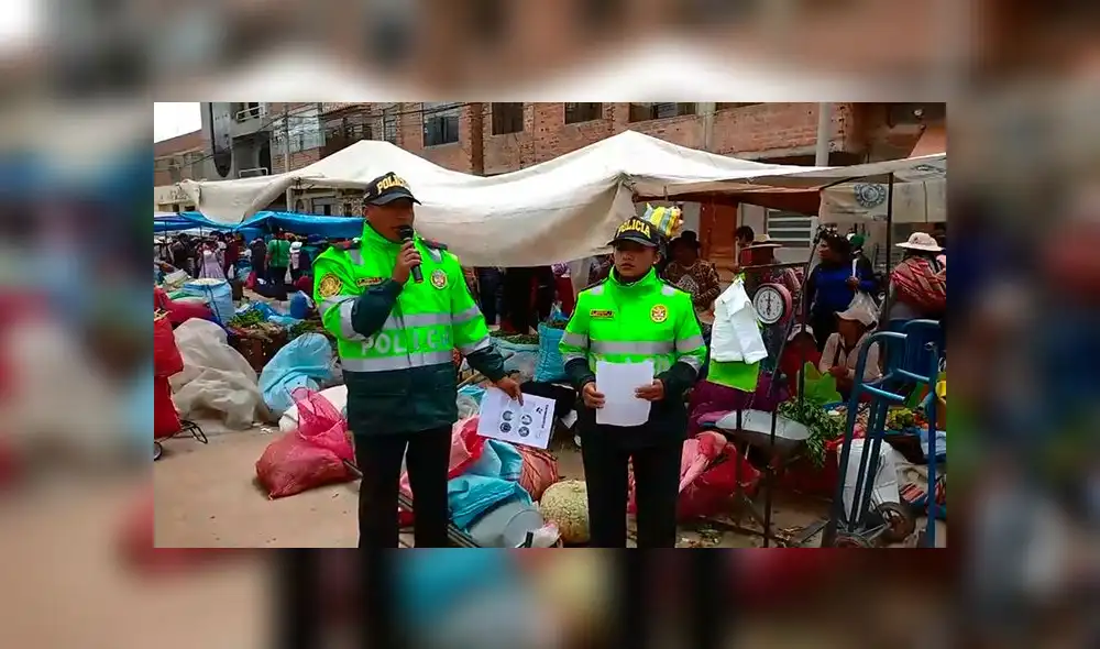 Con un parlante y micrófono en mano, los dos efectivos compartieron las recomendaciones con los comerciantes y compradores de una feria. Con un parlante y micrófono en mano, los dos efectivos compartieron las recomendaciones con los comerciantes y compradores de una feria.