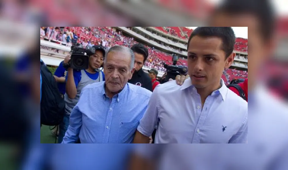 Chicharito nunca dejó de estar acompañado de su abuelo (Foto: Nación Deportes)