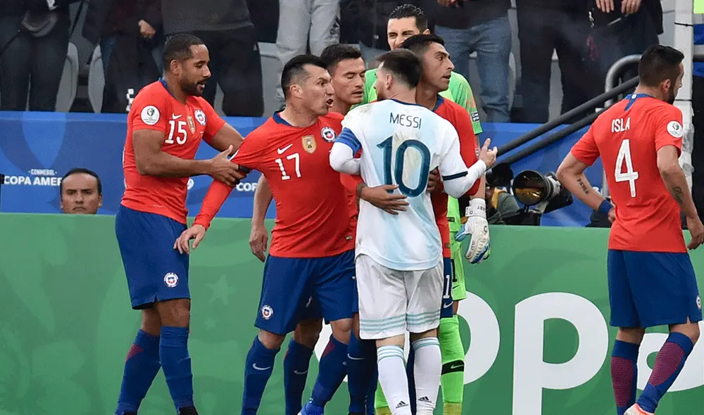 Messi fue expulsado por segunda vez en su carrera tras altercado con Medel en el Argentina vs. Chile. | Foto: AFP Messi fue expulsado por segunda vez en su carrera tras altercado con Medel en el Argentina vs. Chile. | Foto: AFP