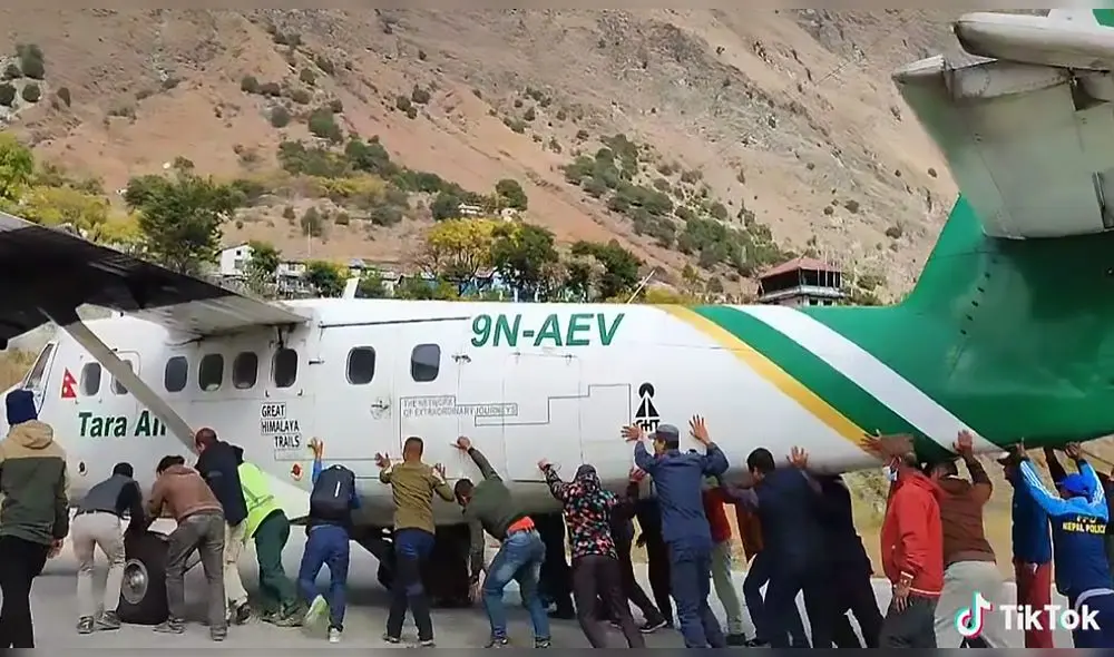 Empujan un avión por la pista de aterrizaje luego de que se desinfló un neumático