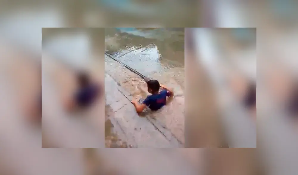 Video es viral en Facebook. Las lluvias son tan fuertes en Chanchamayo que un pequeño fue grabado jugando con el agua que formó una especie de tobogán en las calles. Foto: Captura.