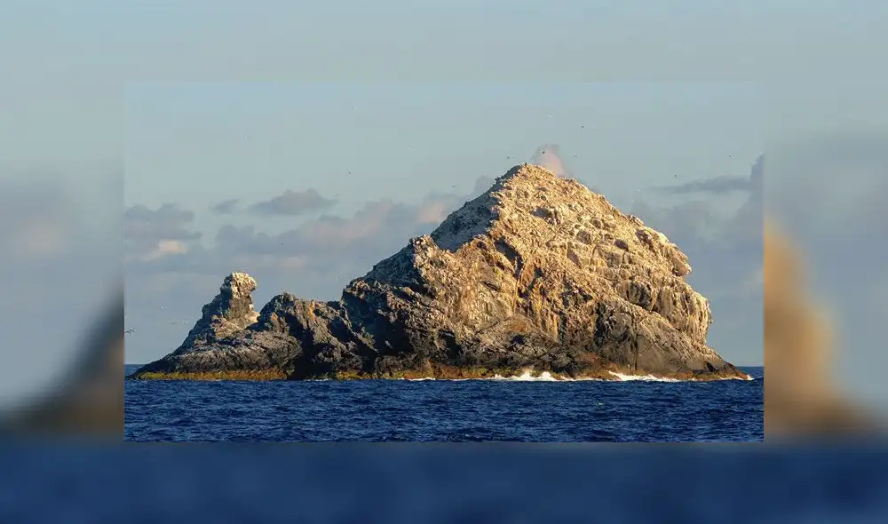 Cúspide del volcán, la única parte visible sobre la superficie del agua. Foto: NOAA. Cúspide del volcán, la única parte visible sobre la superficie del agua. Foto: NOAA.