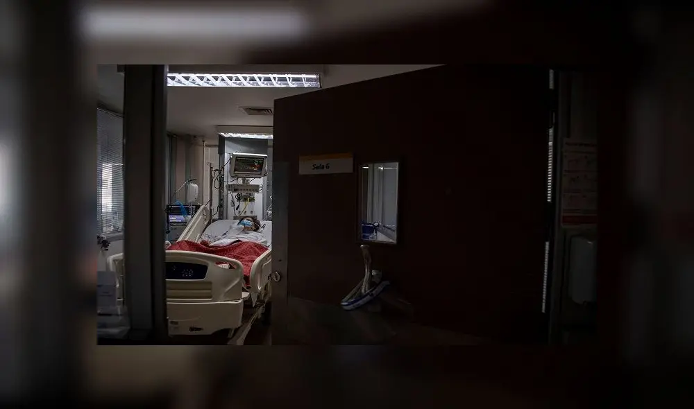 COVID-19 patient remains at the Intensive Care Unit of the Barros Luco Hospital in Santiago, on July 22, 2020 amid the novel coronavirus pandemic. (Photo by Martin BERNETTI / AFP)