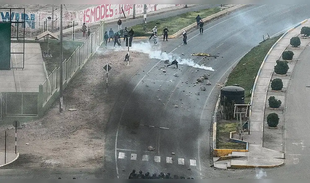 matarani. Foto área de las protestas en la localidad portuaria. Manifestantes pretenden bloquear la vía y la Policía los reprime con bombas lacrimógenas.