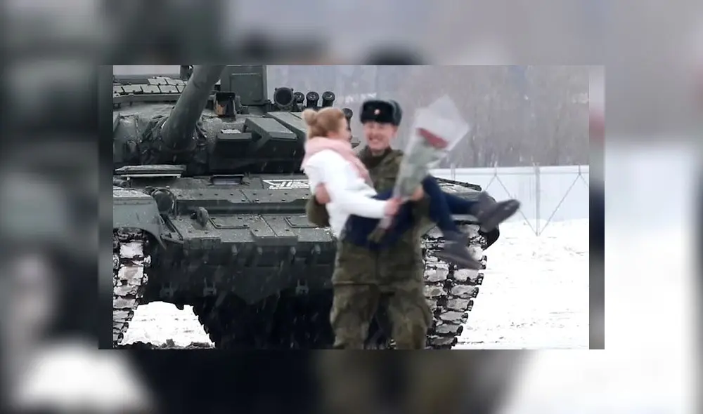Militar ruso le pide matrimonio a su novia con un corazón hecho de tanques [VIDEO]