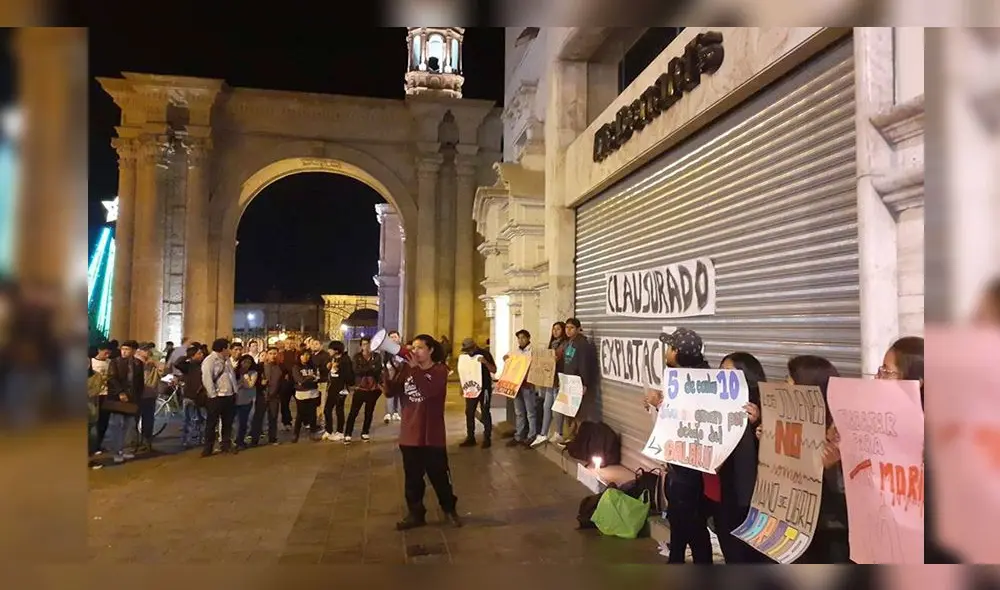 un grupo de activistas se congregó frente a un local de McDonald’s, situado en la calle Mercaderes en Arequipa.