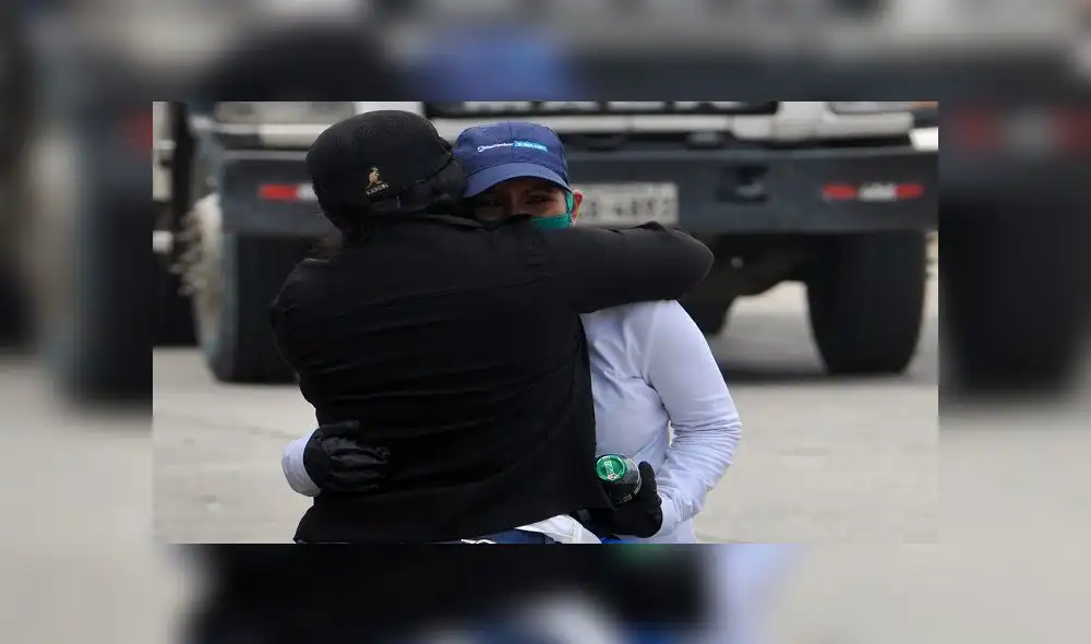 Relatives of a suspected victim of the novel coronavirus COVID-19, mourn as they arrive with the coffin of their diseased loved one at the Angel Maria Canals cemetery in Guayaquil, Ecuador, on April 23, 2020. - The number of coronavirus cases in Ecuador almost doubled to 22,000 following the processing of a testing backlog, the health minister said on Thursday. (Photo by Jose S�nchez / AFP) Relatives of a suspected victim of the novel coronavirus COVID-19, mourn as they arrive with the coffin of their diseased loved one at the Angel Maria Canals cemetery in Guayaquil, Ecuador, on April 23, 2020. - The number of coronavirus cases in Ecuador almost doubled to 22,000 following the processing of a testing backlog, the health minister said on Thursday. (Photo by Jose S�nchez / AFP)