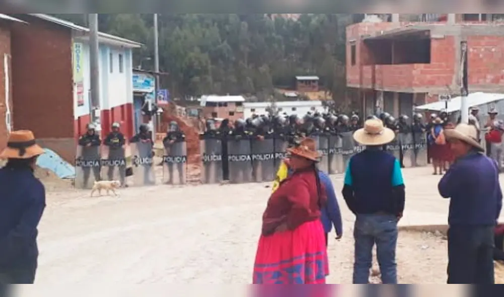 Bloqueos en corredor minero en protesta contra minera MMG Las Bambas.