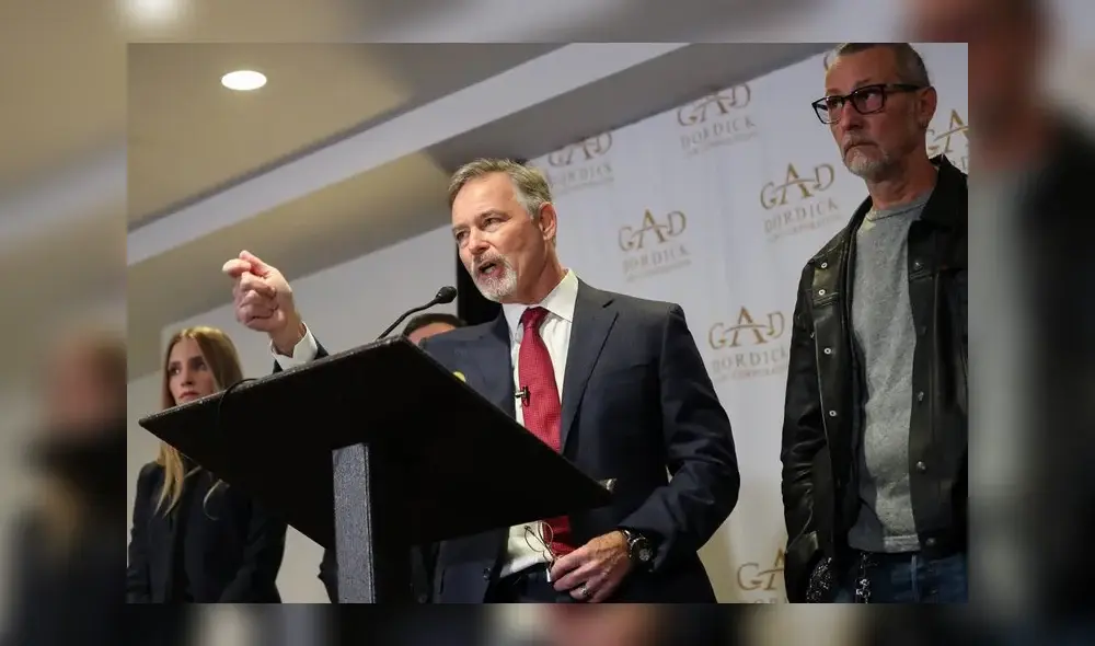 El abogado Gary Dordick (centro), acompañado por su cliente, el jefe de iluminación de la película Rust, Serge Svetnoy (derecha), durante la conferencia de prensa por la presentación de la demanda. Foto: EFE/Caroline Brehman.