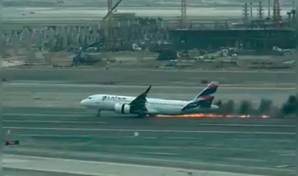 Un avión de Latam colisionó en la pista de aterrizaje del aeropuerto Jorge Chávez, provocando el lamentable fallecimiento de dos bomberos. Foto: Captura