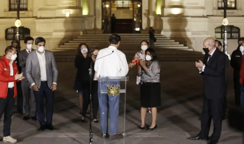 Martín Vizcarra siendo aplaudido por el Gabinete Ministerial tras anunciar su aceptación a la vacancia. Foto: Antonio Melgarejo/La República Martín Vizcarra siendo aplaudido por el Gabinete Ministerial tras anunciar su aceptación a la vacancia. Foto: Antonio Melgarejo/La República