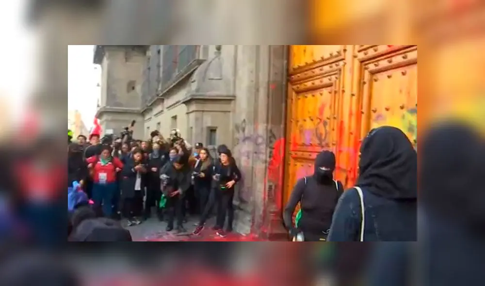 Tras el feminicidio de Ingrid Escamilla, mujeres realizan pintas y prenden fuego frente al Palacio de México [VIDEO]