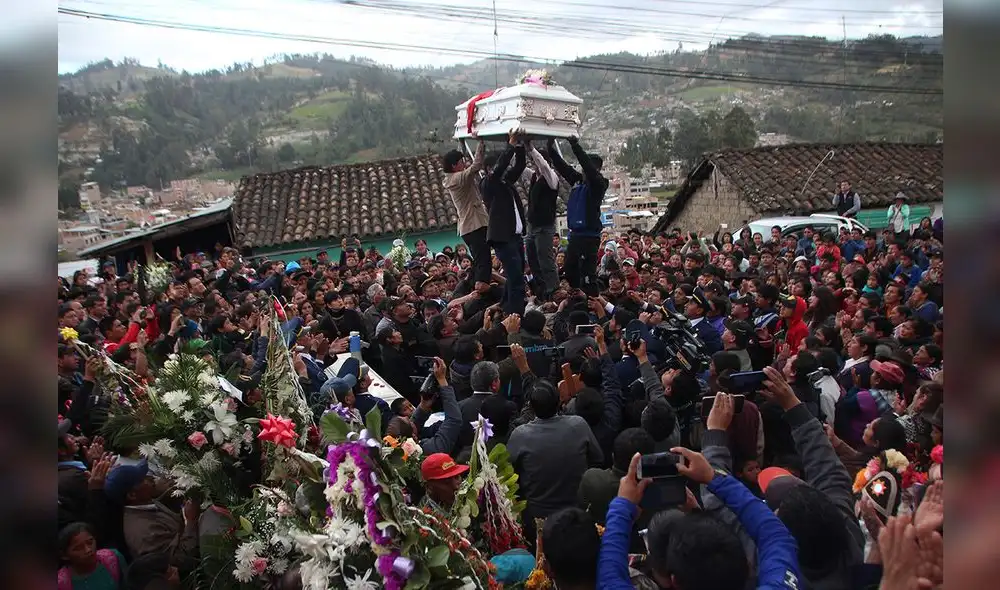 Hoy fueron enterradas las dos niñas asesinadas en Andahuaylas [FOTOS]