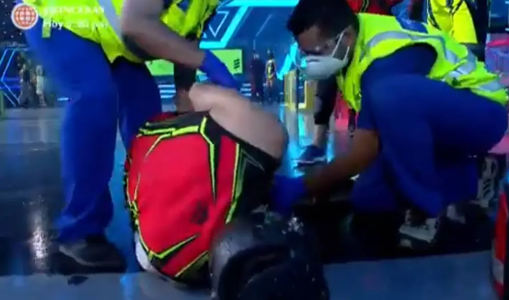 Facundo González es atendido por paramédicos en Esto es guerra. Foto: captura América TV Facundo González es atendido por paramédicos en Esto es guerra. Foto: captura América TV