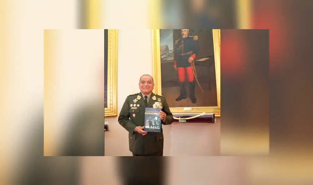 Jefe del Comando Conjunto FF.AA. presentó nuevo libro sobre operación militar. Foto: FFAA