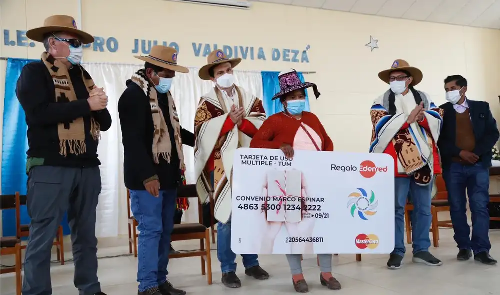 Tarjetas comenzaron a ser entregadas en el distrito de Condoroma. Foto: Minem Tarjetas comenzaron a ser entregadas en el distrito de Condoroma. Foto: Minem