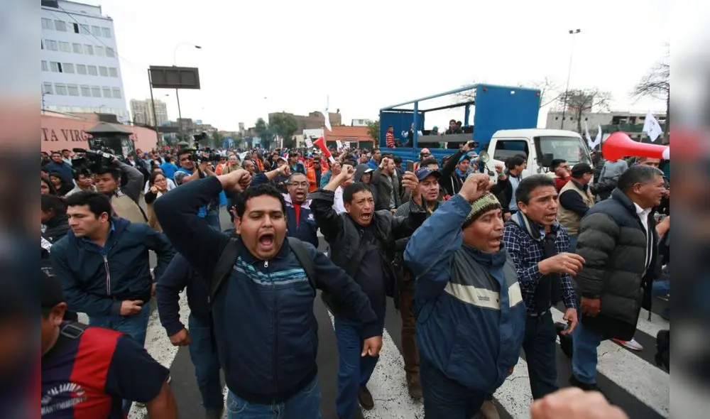 Huelga de profesores: docentes se concentran en la plaza San Martín [EN VIVO]