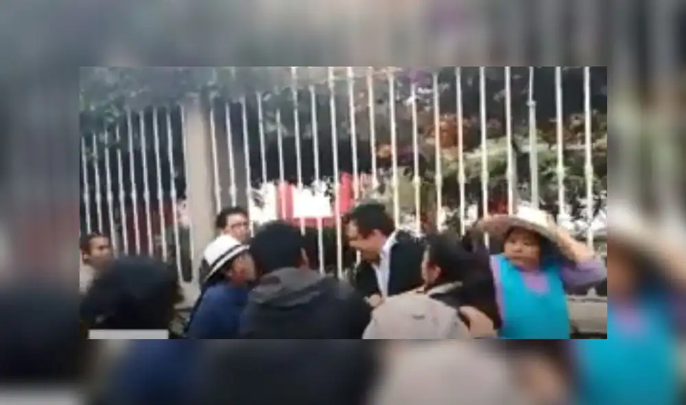 Enfrentamientos con bombas lacrimógenas por subasta de Fundo Chololo en Tacna [VIDEO]