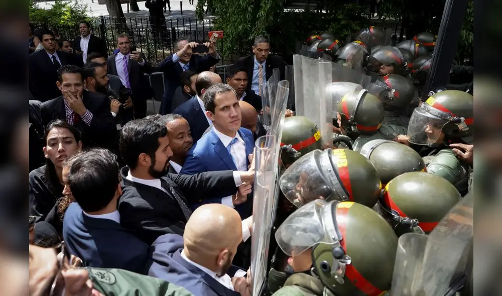 La burla de un simpatizante chavista conta Juan Guaidó y Fabiana Rosales. Foto: AFP.