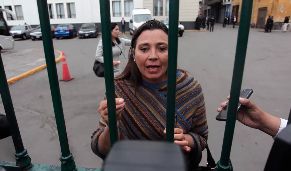 Excongresistas ingresaron al Parlamento en medio de reclamos de ciudadanos [FOTOS]