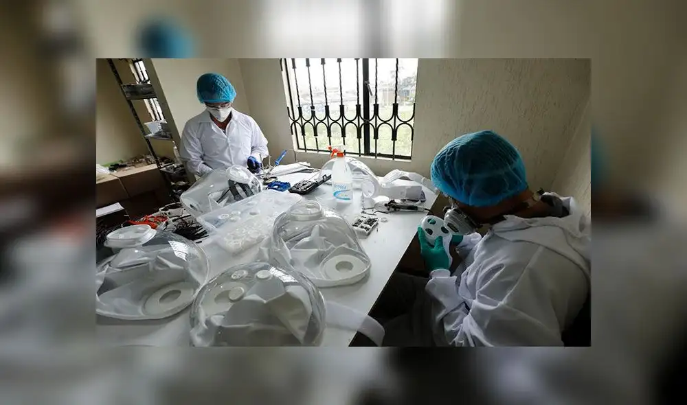 Ingenieros trabajando en la elaboración de burbujas de seguridad contra la COVID-19 en Bogotá. Foto: EFE Ingenieros trabajando en la elaboración de burbujas de seguridad contra la COVID-19 en Bogotá. Foto: EFE