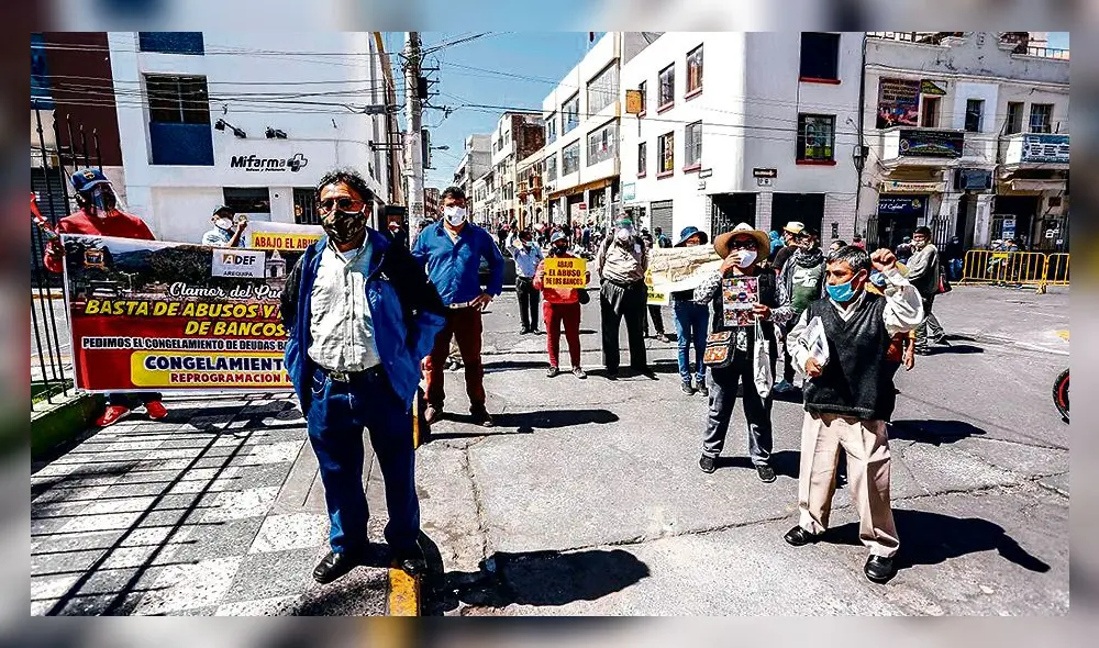 RECLAMOS. Los deudores de bancos, cajas municipales y otras entidades financieras esperan que el Congreso apruebe el proyecto para congelar las deudas