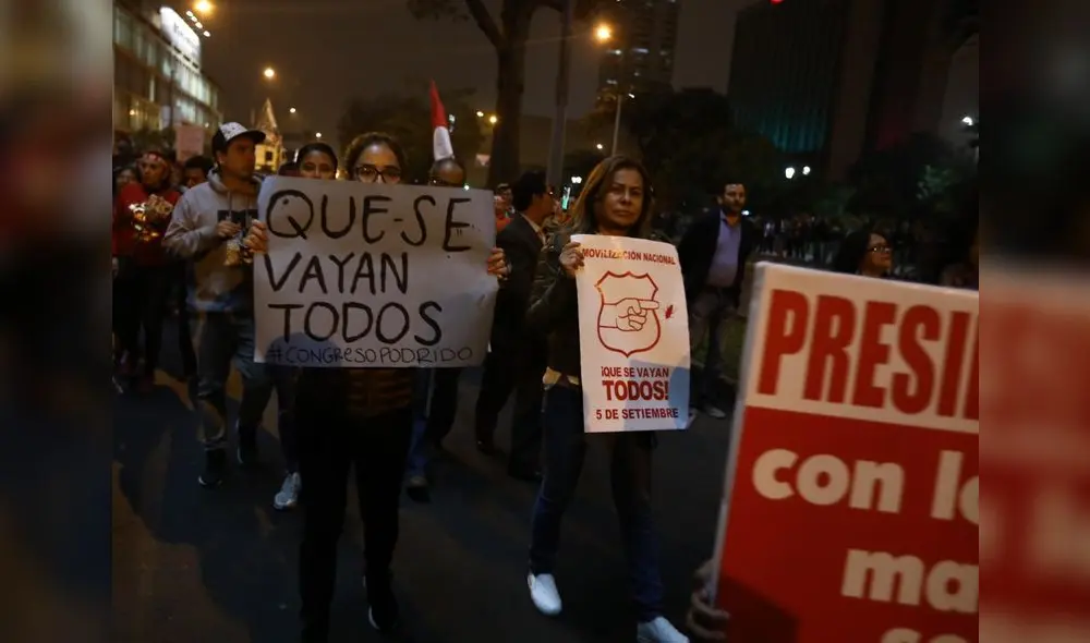 “¡Que se vayan todos!”: las mejores postales de la marcha a favor del adelanto de elecciones “¡Que se vayan todos!”: las mejores postales de la marcha a favor del adelanto de elecciones