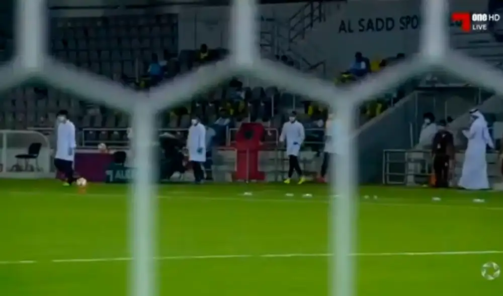 Jugadores del Al Sadd de Xavi Hernández salen a la cancha vestidos de médicos en homenaje a su lucha contra la COVID-19.