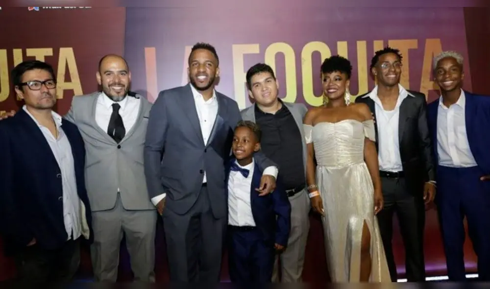 La salsera y el futbolista ya no se ocultan ante las cámaras y se dejaron ver juntitos y sonriendo en 'after party'. La salsera y el futbolista ya no se ocultan ante las cámaras y se dejaron ver juntitos y sonriendo en 'after party'.