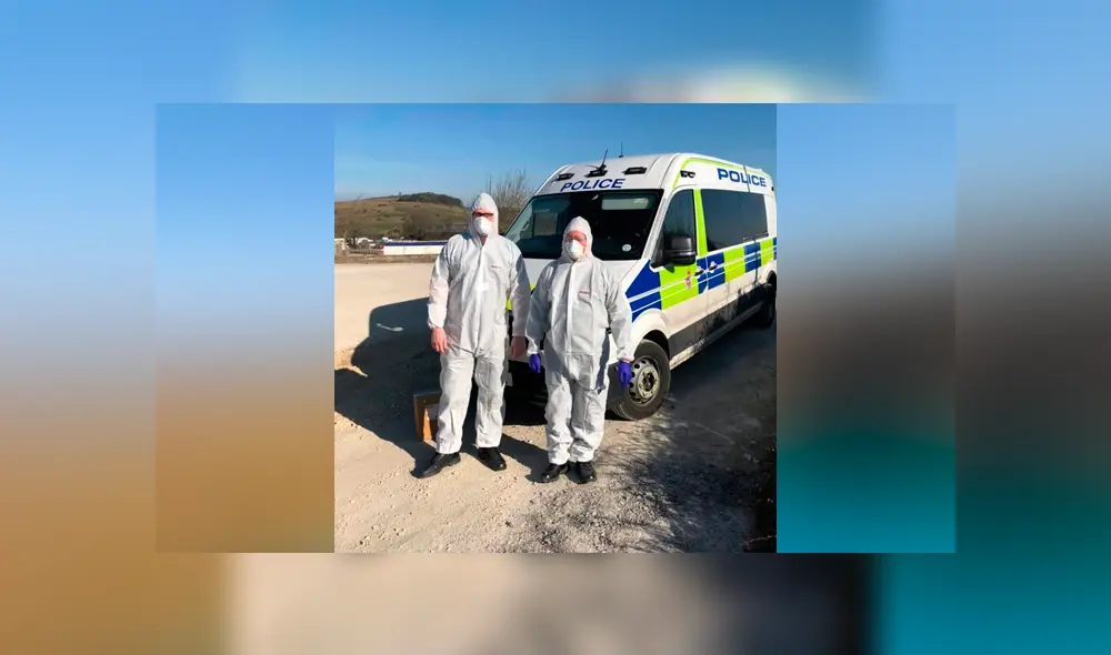 Policía de Inglaterra tiñe de negro laguna para que las personas se queden en casa [FOTOS] 