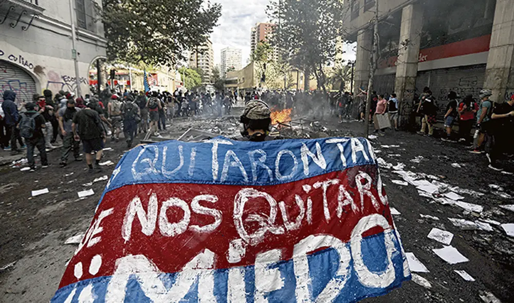 Reclamo. Pese a los anuncios del presidente Sebastián Piñera, los jóvenes están decididos a continuar con sus reclamos. (Foto: Jorge Cerdán) Reclamo. Pese a los anuncios del presidente Sebastián Piñera, los jóvenes están decididos a continuar con sus reclamos. (Foto: Jorge Cerdán)
