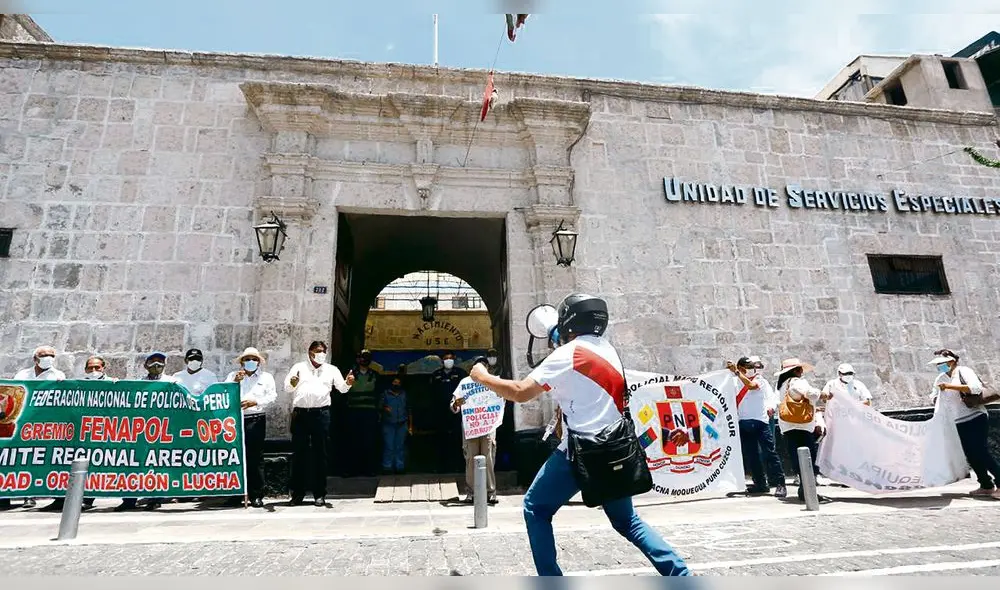 manifestación. Los exagentes policiales hicieron un breve plantón en la comisaría de Palacio y Viejo y culminaron en la Unidad de Servicios Especiales (USE).