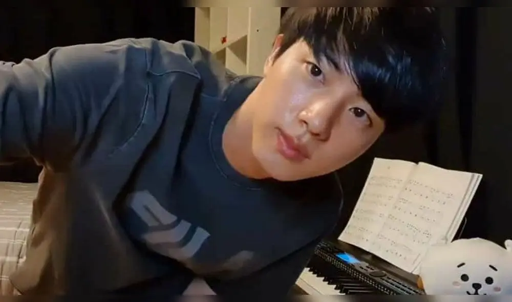 Desliza para ver más fotos de Jin de BTS en YouTube. Desliza para ver más fotos de Jin de BTS en YouTube.