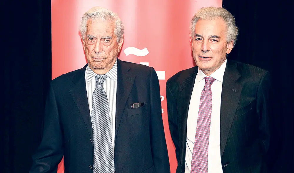 Amigos. Junto a su hijo Álvaro, en el Instituto Cervantes. Foto: EFE Amigos. Junto a su hijo Álvaro, en el Instituto Cervantes. Foto: EFE