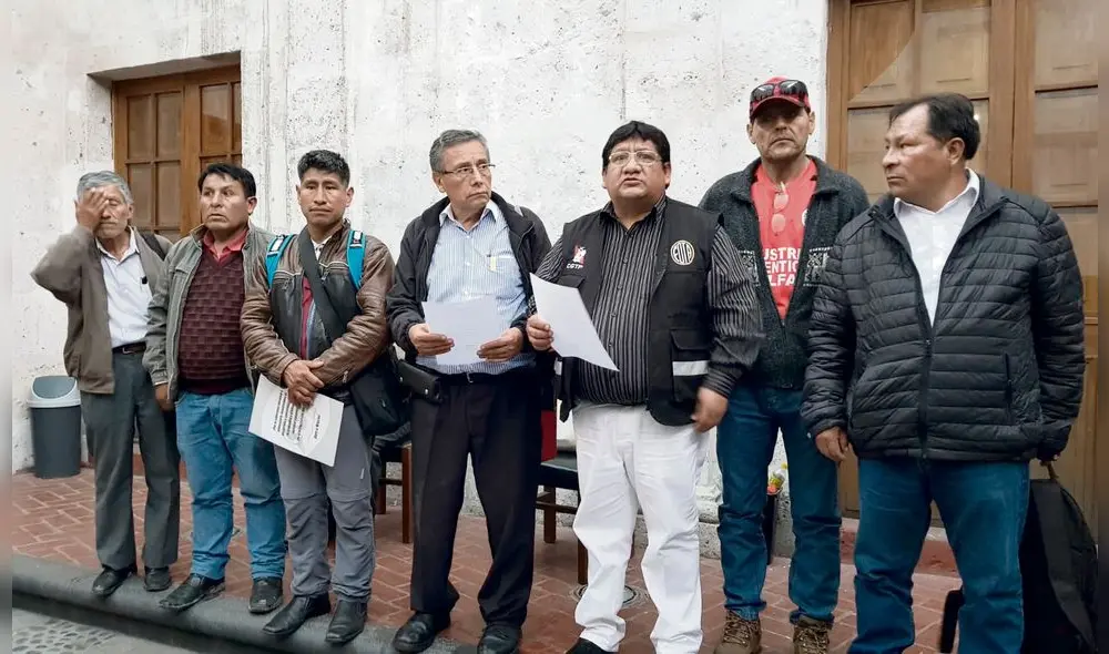 PLATAFORMA. El encuentro se realizó en la Federación Departamental de Trabajadores de Arequipa. Dirigentes leyeron acuerdos al final de la cita.