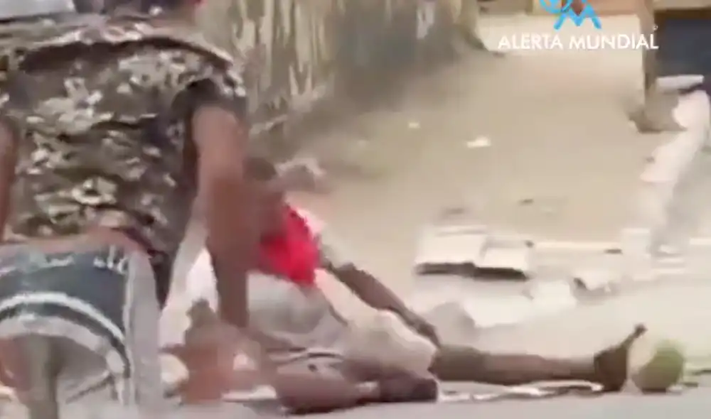 Hombre fue neutralizado cuando otra persona le lanzó un coco verde. Foto: @AlertaMundial2 Hombre fue neutralizado cuando otra persona le lanzó un coco verde. Foto: @AlertaMundial2