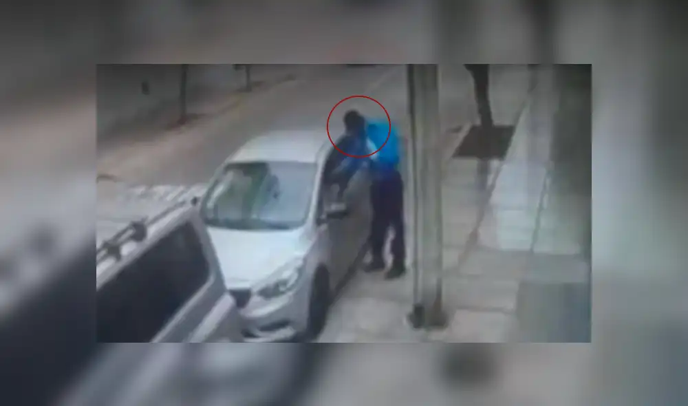 Miraflores: Sereno roba celular a un taxista que dormía en su vehículo [VIDEO]