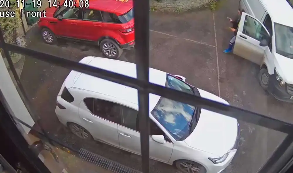 Desliza las imágenes para ver la extraña conducta que tuvo este repartido de Amazon al entregar esta PS5 a su propietario. Foto: captura de Twitter/@dickidub