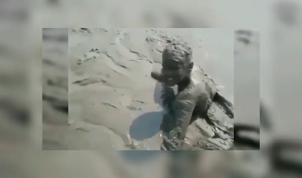Facebook viral: chico mete su cuerpo en misterioso lodo, queda atrapado y casi muere [VIDEO] 