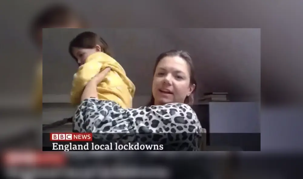 Una niña interrumpió a su madre mientras daba una entrevista para un noticiero. Foto: Facebook