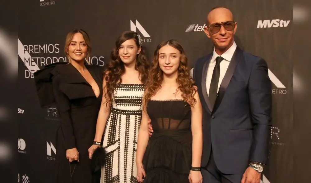 Erick Rubín y Andrea Legarreta junto a sus dos hijas.