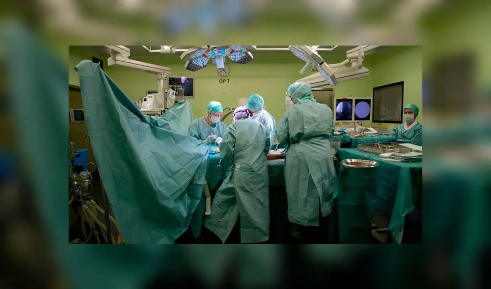 Alrededor de 60 médicos solicitaron hacerse pruebas tras estar en contacto con los pacientes contaminados. Foto referencial.