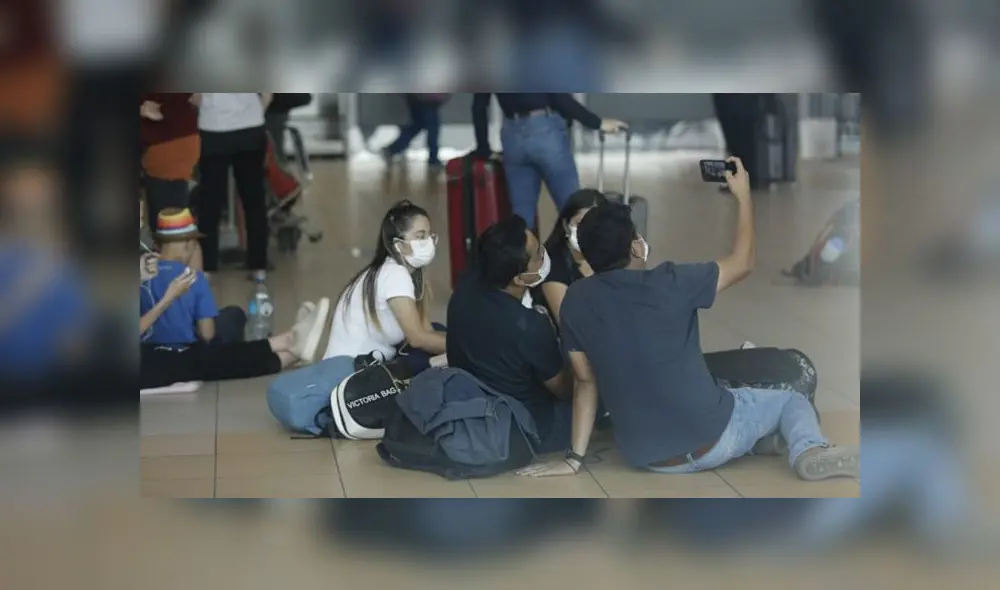 Mientras que algunos pudieron alcanzar boletos para volar antes del cierre de fronteras, otros buscan opciones para alojarse los próximos 15 días. (Foto: Antonio Melgarejo / La República) Mientras que algunos pudieron alcanzar boletos para volar antes del cierre de fronteras, otros buscan opciones para alojarse los próximos 15 días. (Foto: Antonio Melgarejo / La República)