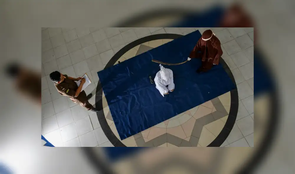 Ciudadanos fueron azotados públicamente pese a la medida de distanciamiento social. Foto: AFP