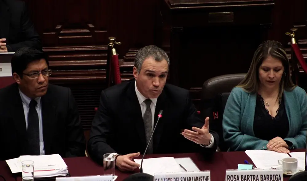 Premier Salvador del Solar y ministro Zeballos en la Comisión de Constitución. Foto: Aldair Mejía.