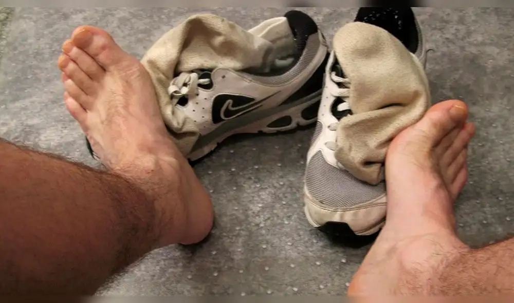 Adquirió grave infección pulmonar por oler sus medias sucias todos los días