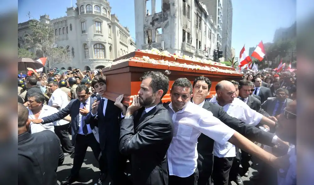 19-04-2019 JAVIER QUISPE ARCASI                                         EX MANDARIO ALAN GARCIA PEREZ ES TRASLADADO AL CEMENTERIO DE HUACHIPA DONDE SERA CREMADO, SUS HIJOS DANTON GARCIA Y ALAN GARCIA JUNTO A SUS HERMANAS LO ACOMPAÑARON.
