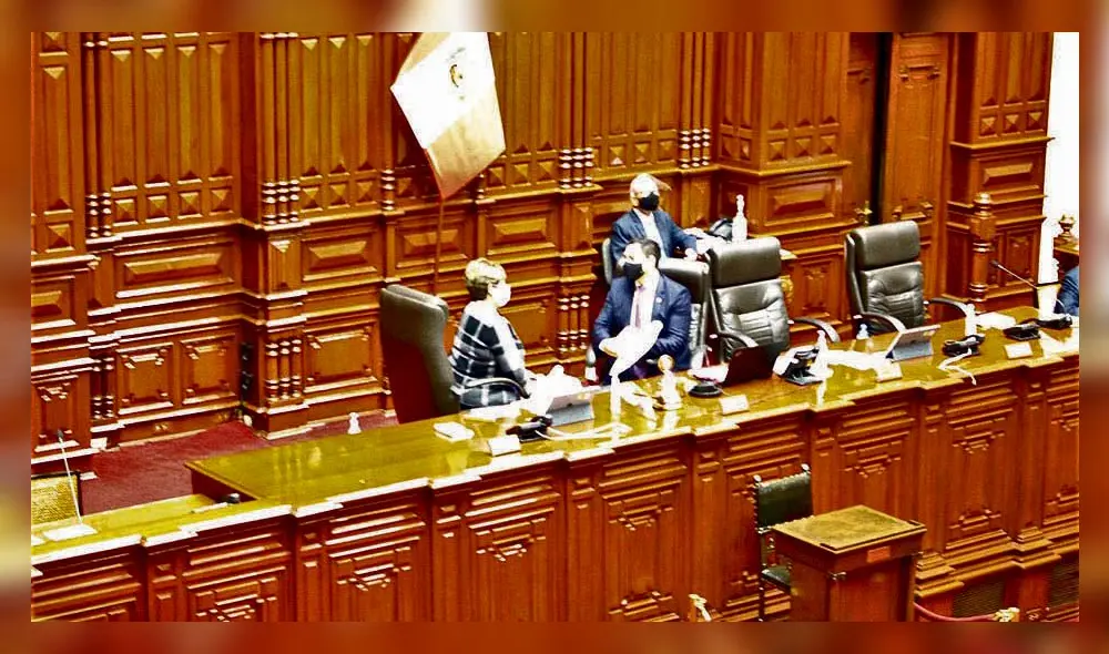 16 de octubre. Rosario Paredes convera con Luis Valdez. Fuentes del Congreso señalan que le dio sombrero, Paredes lo niega. 16 de octubre. Rosario Paredes convera con Luis Valdez. Fuentes del Congreso señalan que le dio sombrero, Paredes lo niega.